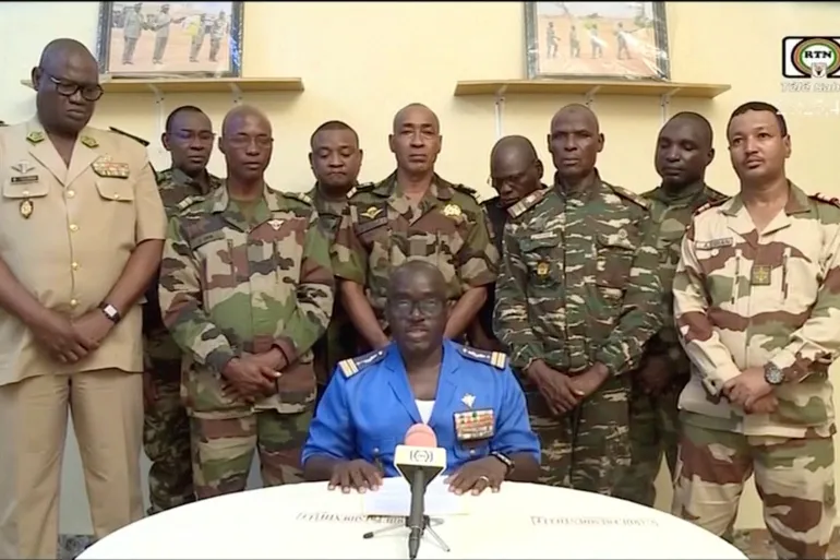 /images/noticias/Niger army spokesman Colonel-Major Amadou Abdramane speaks during an appearance on national television.jpg